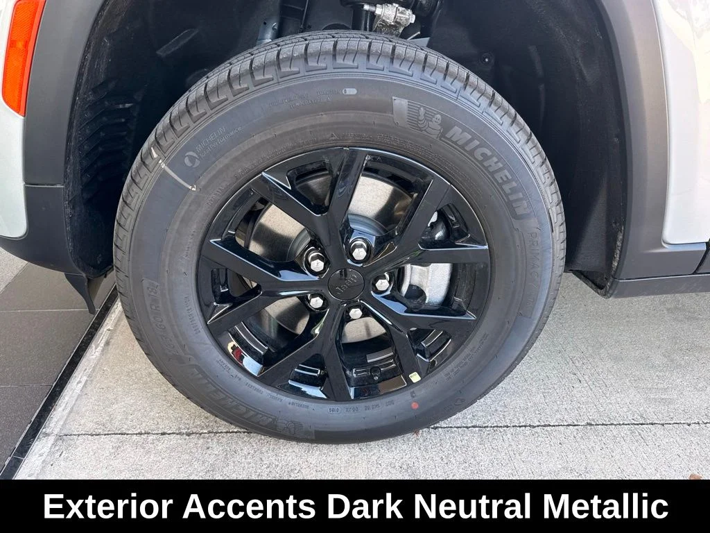 New 2026 Silver Zynith Exterior Paint Jeep Laredo Altitude image 33