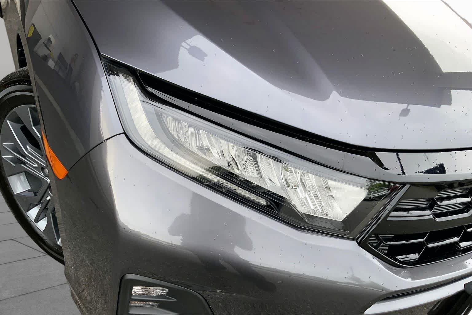 Used 2025 Modern Steel Metallic Honda Touring image 27