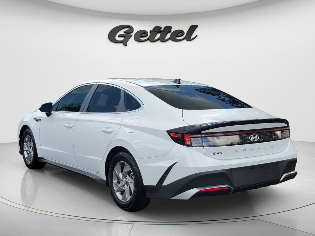 Certified Used 2025 White Hyundai SE image 7