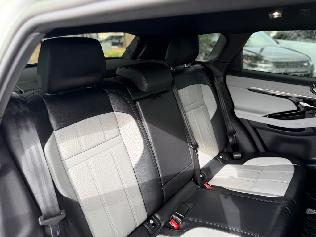 Used 2023  Land Rover R-Dynamic SE image 11