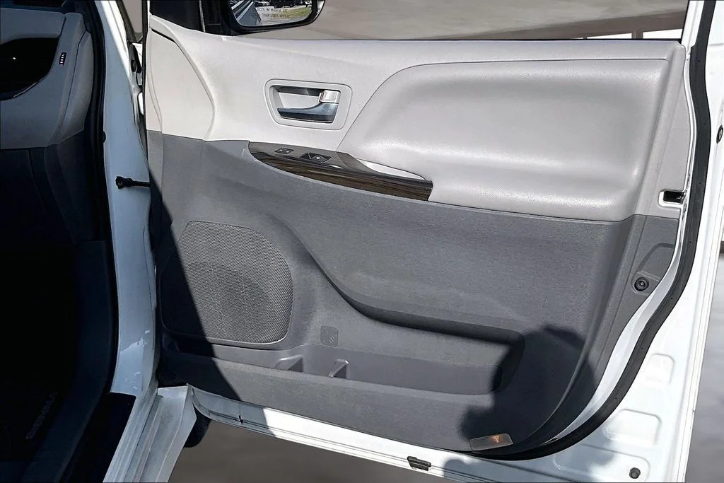 Used 2020 White Toyota XLE Premium image 28
