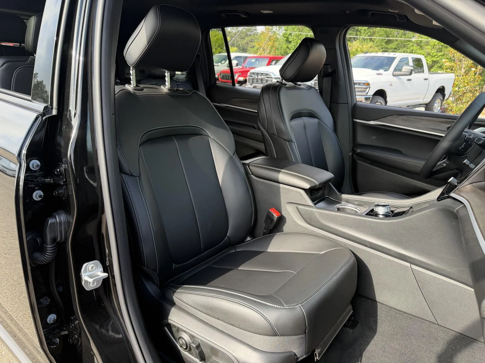 New 2026 Diamond Black Crystal Pearl-Coat Exterior Paint Jeep Limited image 23