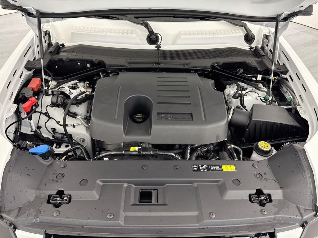 New 2026 Fuji White Land Rover X-Dynamic SE image 32