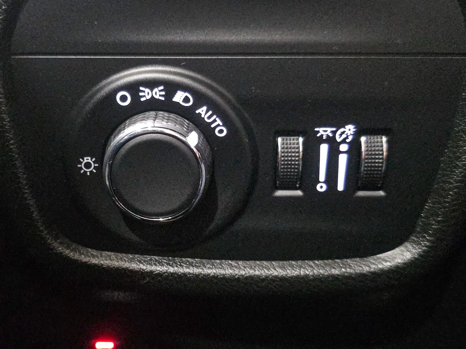 Used 2023 Silver Jeep Laredo image 25