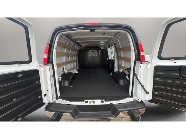 Used 2024 Summit White GMC Work Van image 31