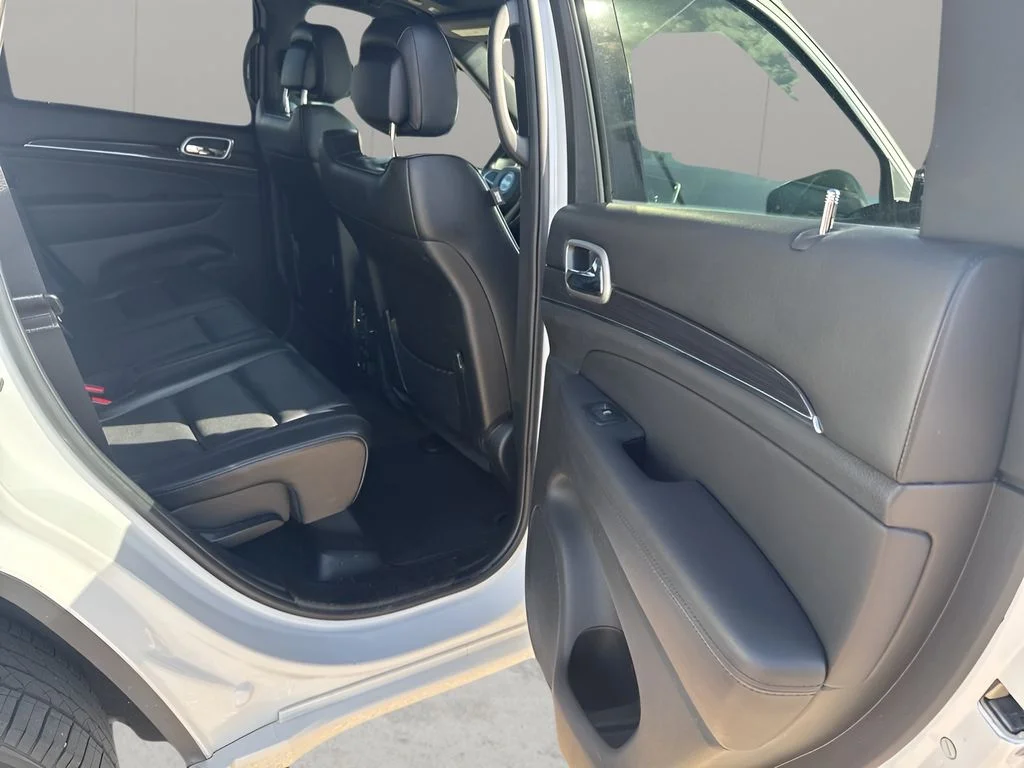 Used 2018 Ivory 3-Coat Jeep Overland image 17