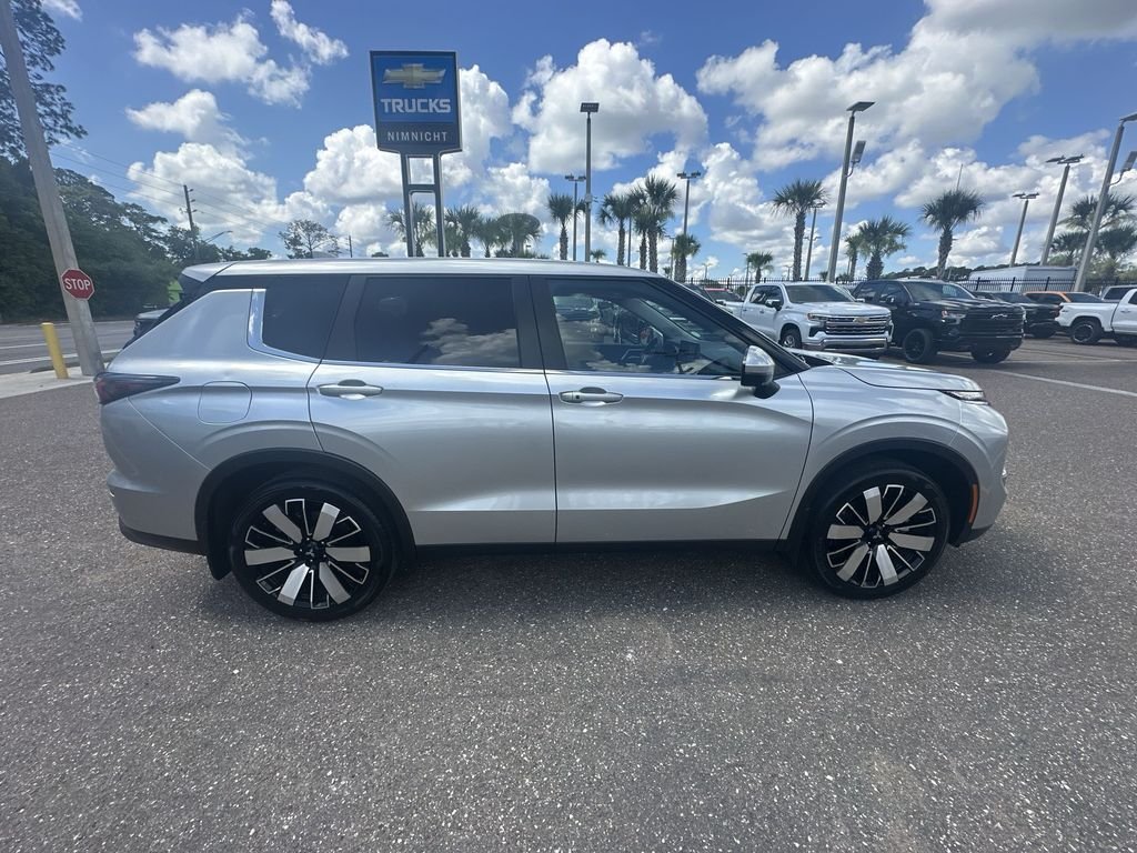 Used 2025 Silver Mitsubishi SE image 17