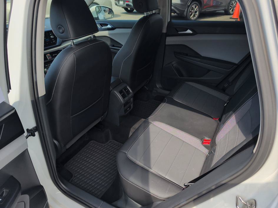 Used 2022 Pure White Volkswagen SE image 9