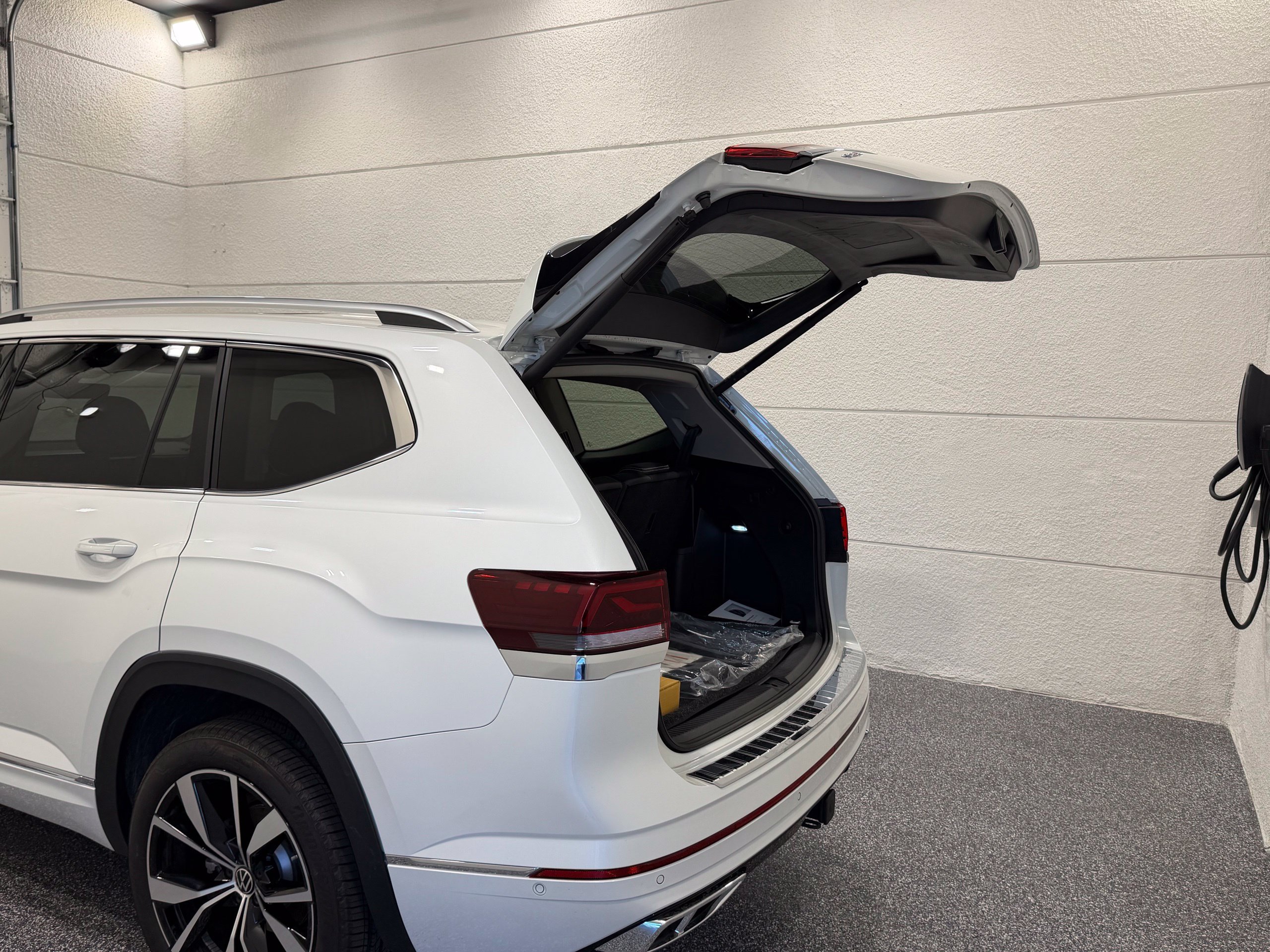 2025 Volkswagen Atlas SEL Premium R-Line - Photo 25