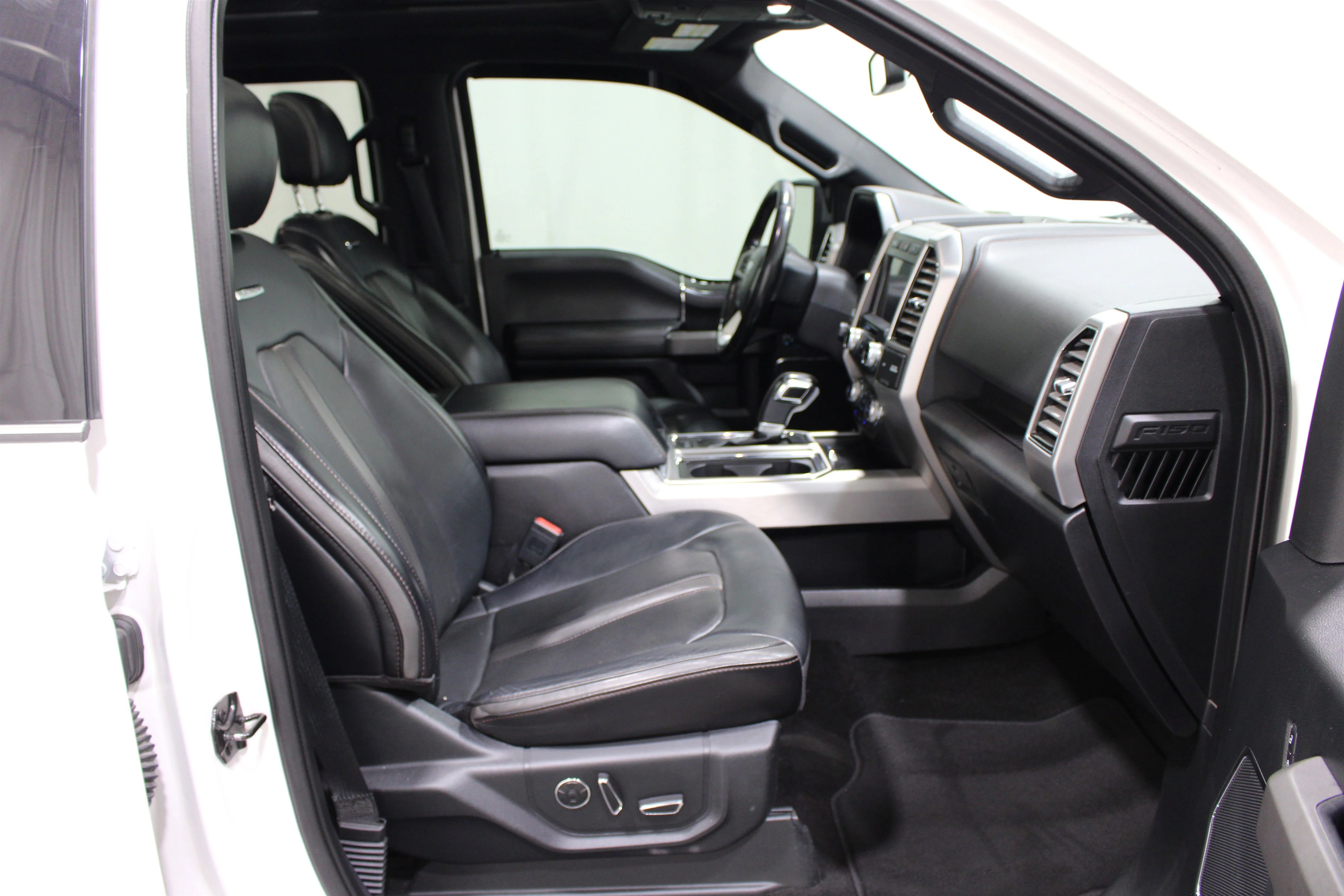 Used 2019 White Platinum Metallic Tri-Coat Ford Platinum image 23