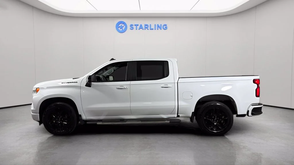 Used 2023 SUMMIT WHITE Chevrolet RST image 3