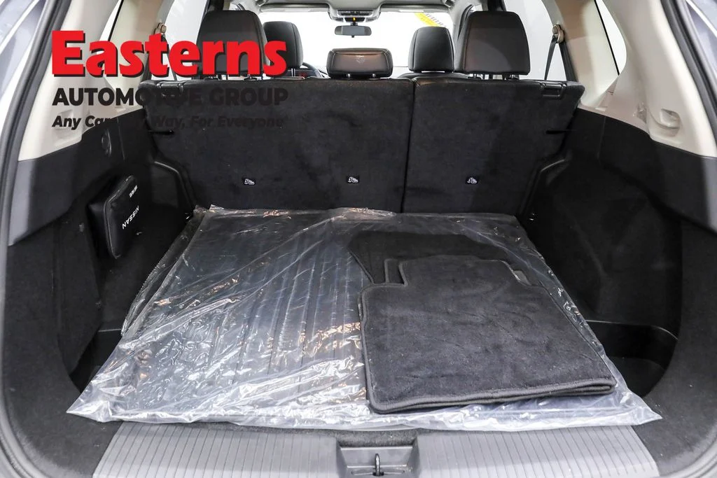 Used 2022 Gray Nissan SV image 9