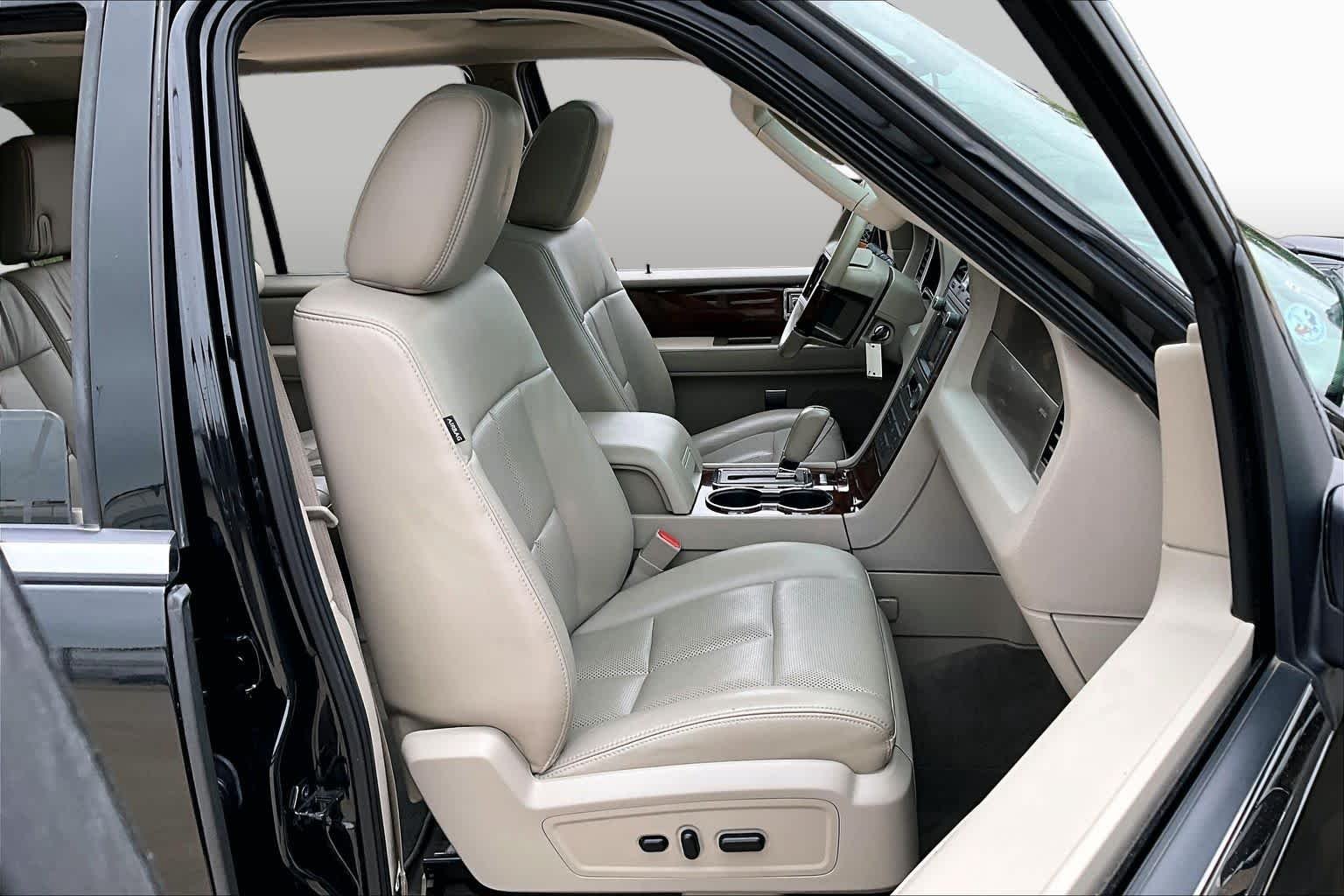 Used 2014 Tuxedo Black Metallic Lincoln  image 8