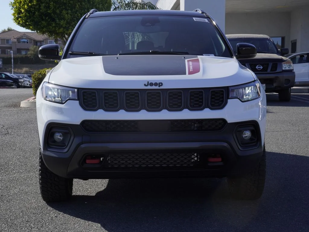 New 2026 Bright White Clear-Coat Exterior Paint Jeep Trailhawk image 8