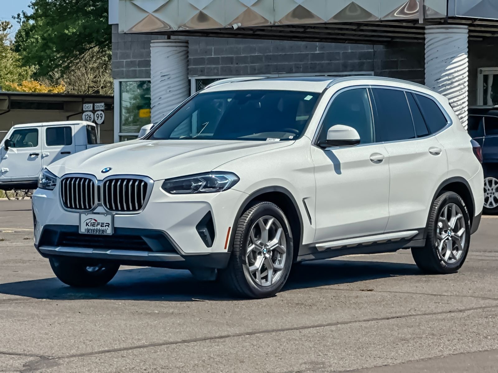 Used 2024  BMW xDrive30i image 7
