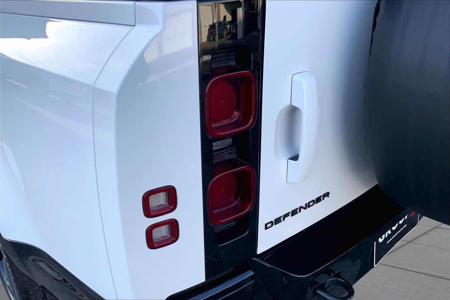 Used 2024 Fuji White Land Rover X-Dynamic SE image 28