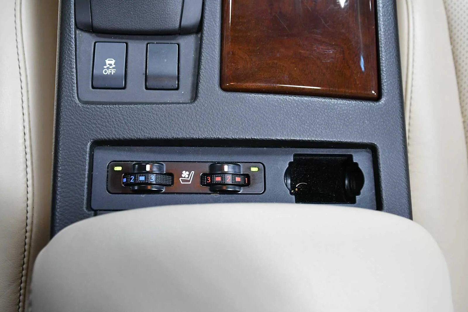 Used 2013 Nebula Gray Pearl Lexus  image 24