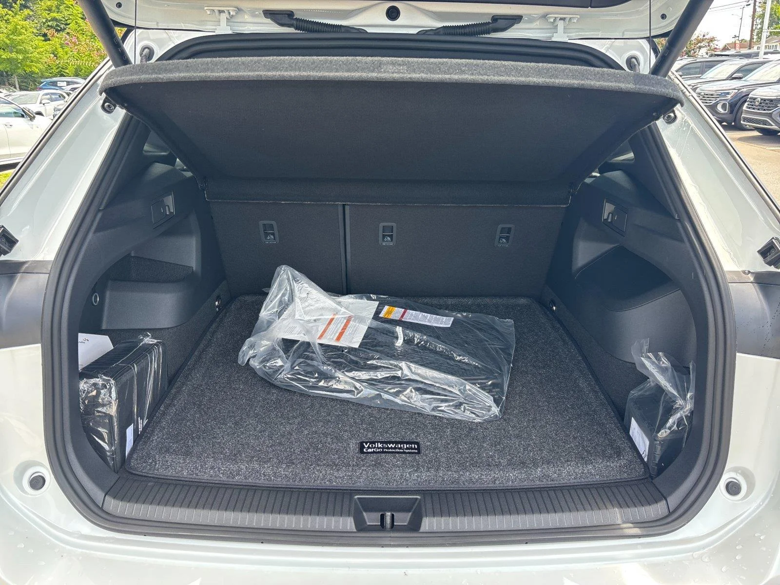 New 2026 Opal White w/Deep Black Roof Volkswagen SE R-Line Black image 35