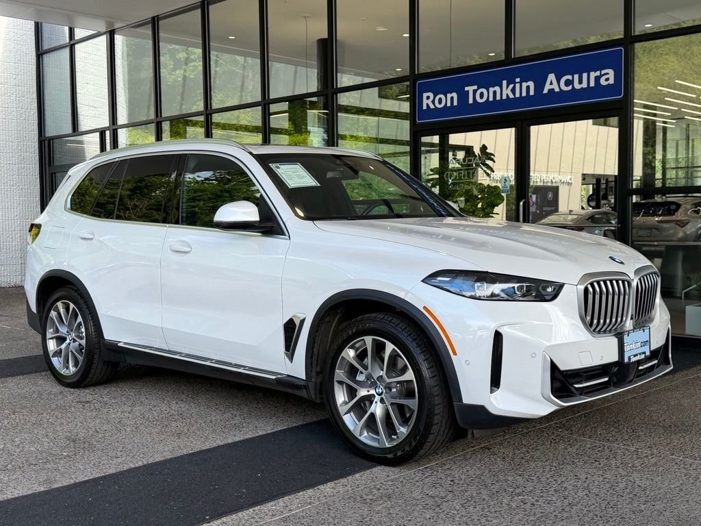 Used 2024 Alpine White BMW xDrive40i image 2
