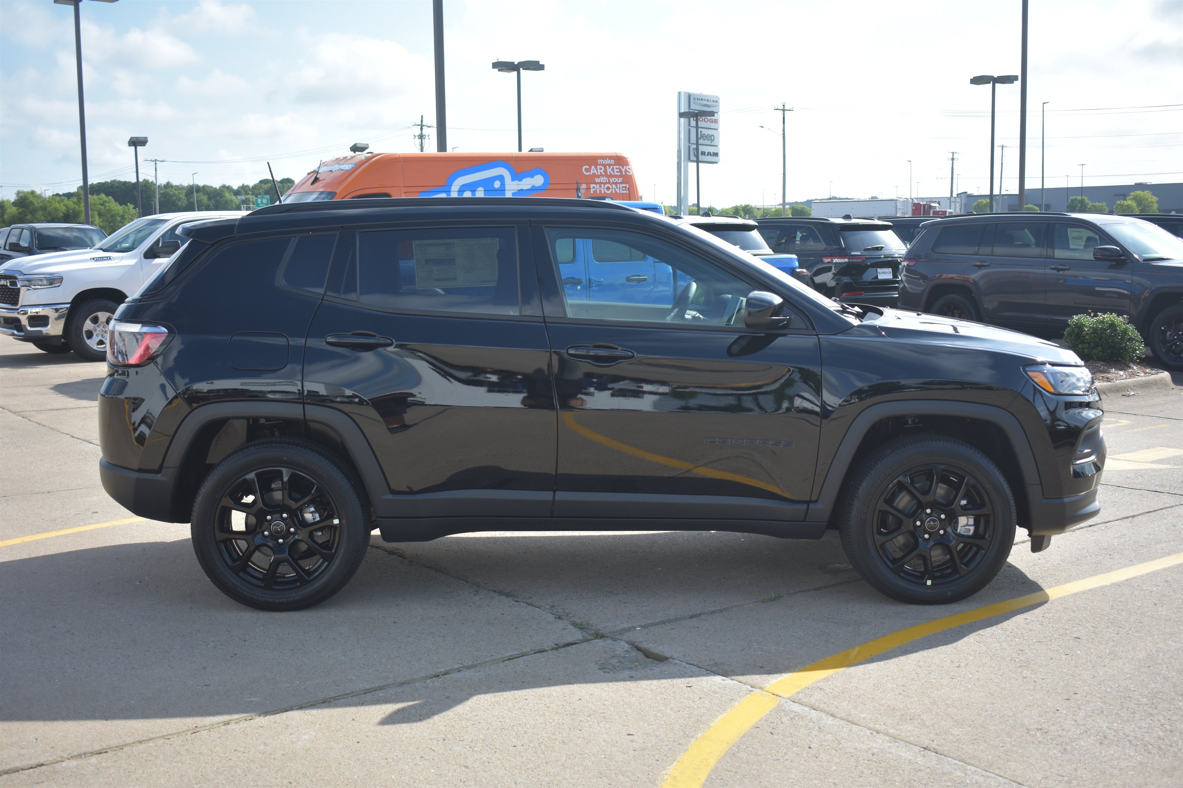 New 2026 Diamond Black Crystal Pearlcoat Jeep Latitude Altitude image 4