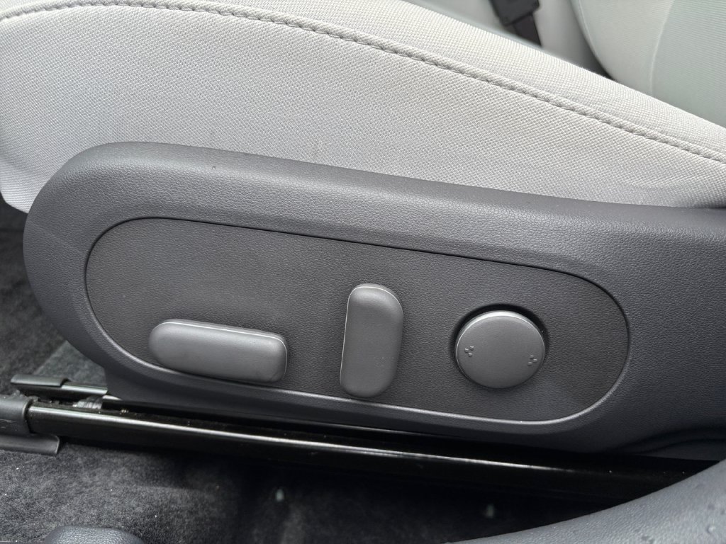 Used 2025 Green Hyundai SEL Convenience image 29