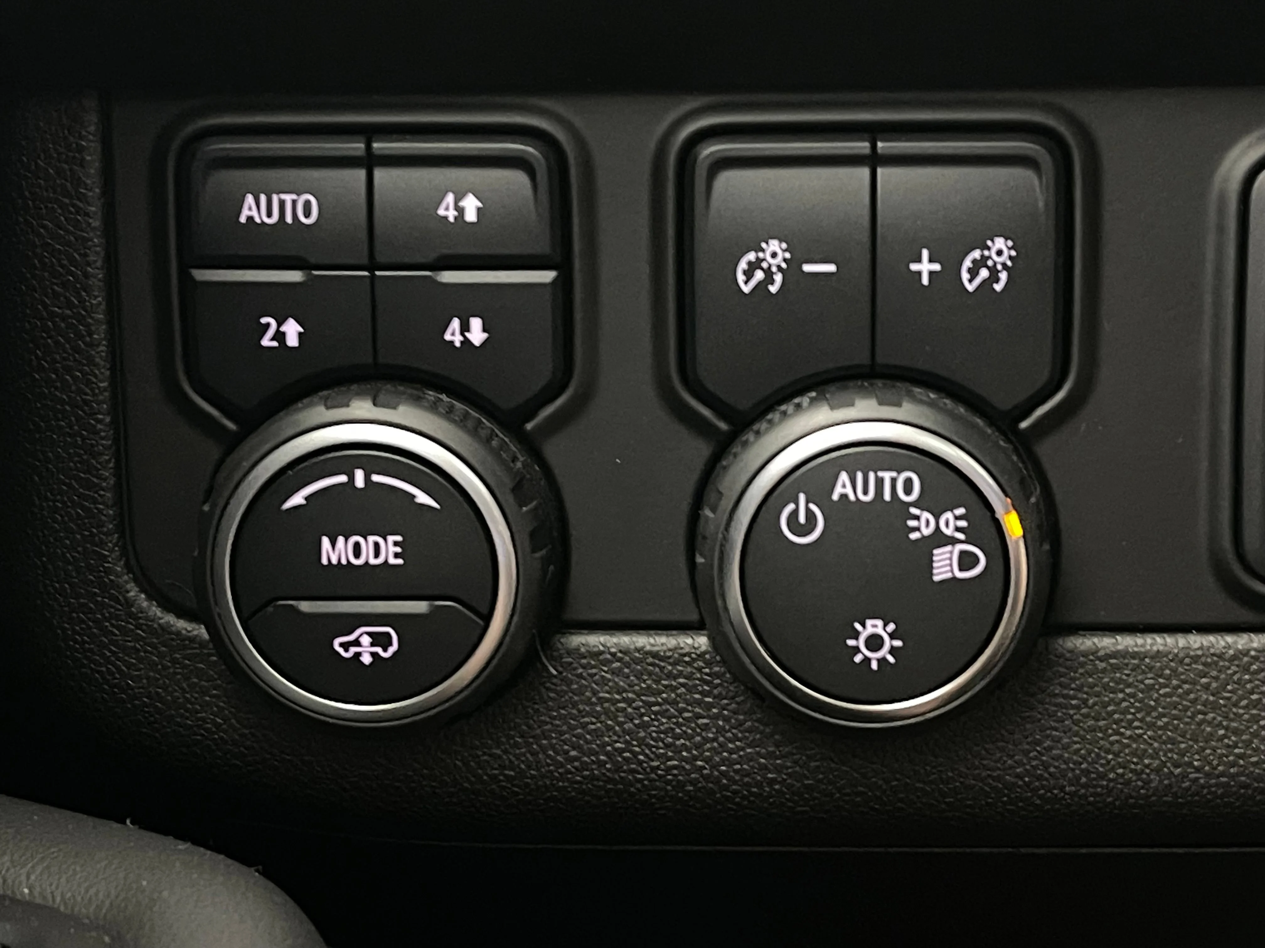 Used 2022 Iridescent Pearl Tricoat Chevrolet Z71 image 26