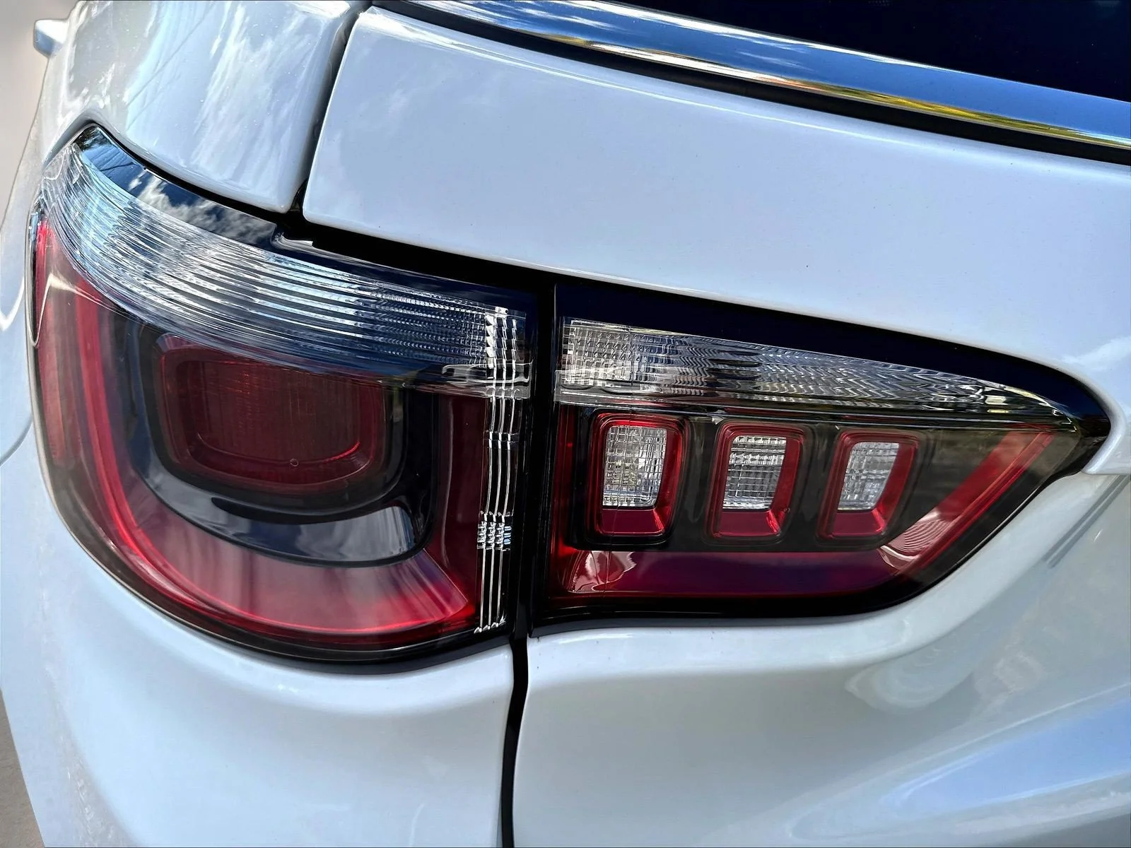 Used 2023 Bright White Clearcoat Jeep Latitude Lux image 25