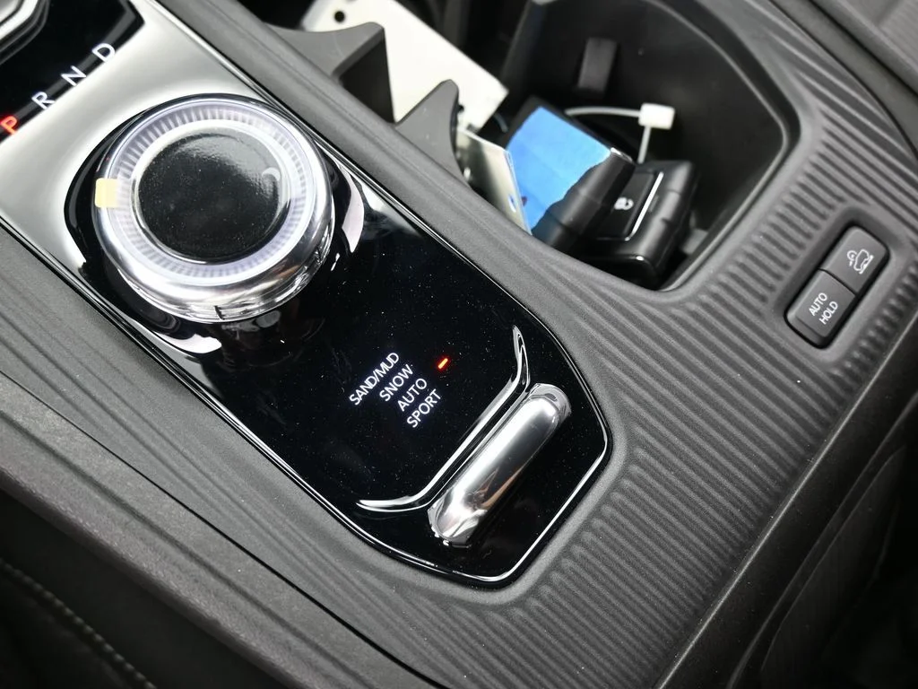 New 2026 Diamond Black Crystal Pearl-Coat Exterior Paint Jeep Laredo image 23