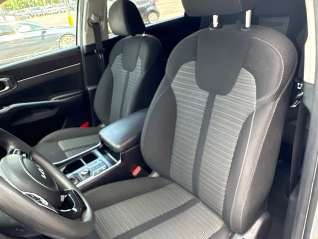 Used 2022 Sparkling Silver Kia LX image 25