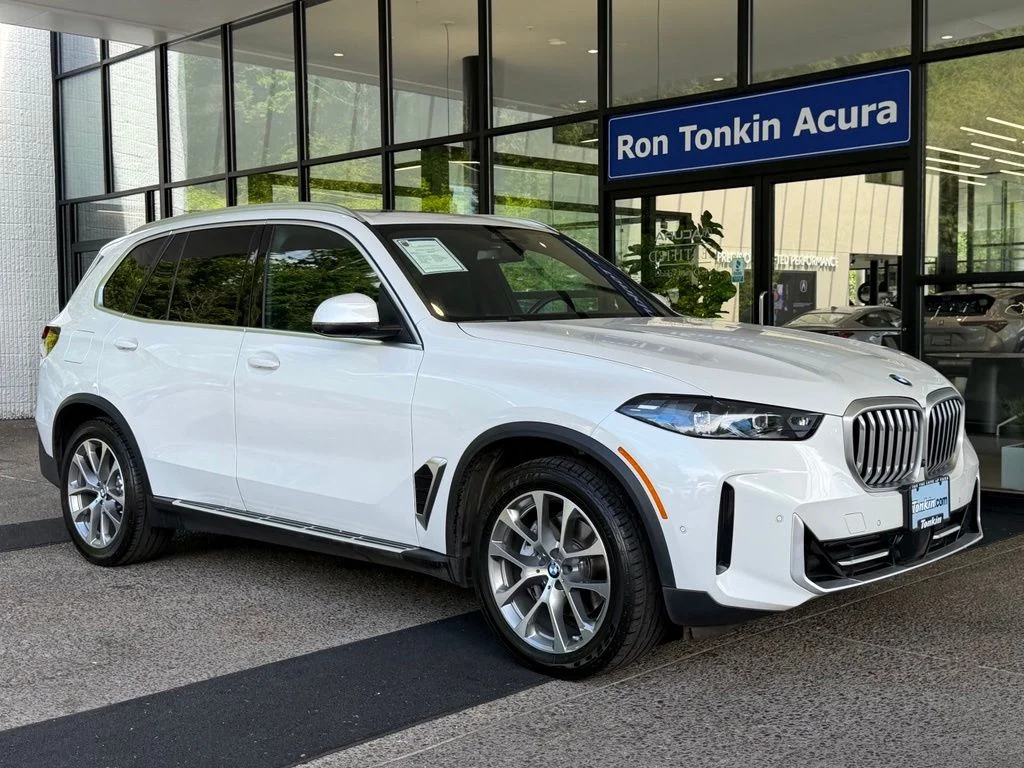 Used 2024 Alpine White BMW xDrive40i image 2