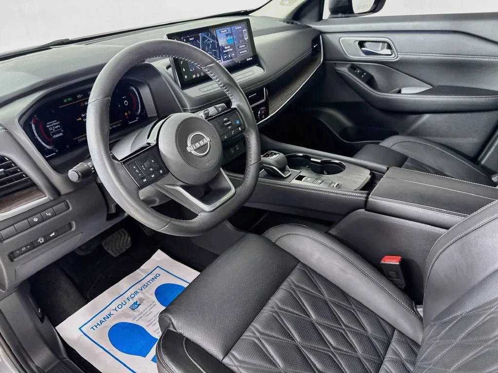 Used 2024 Gray Nissan Platinum image 9