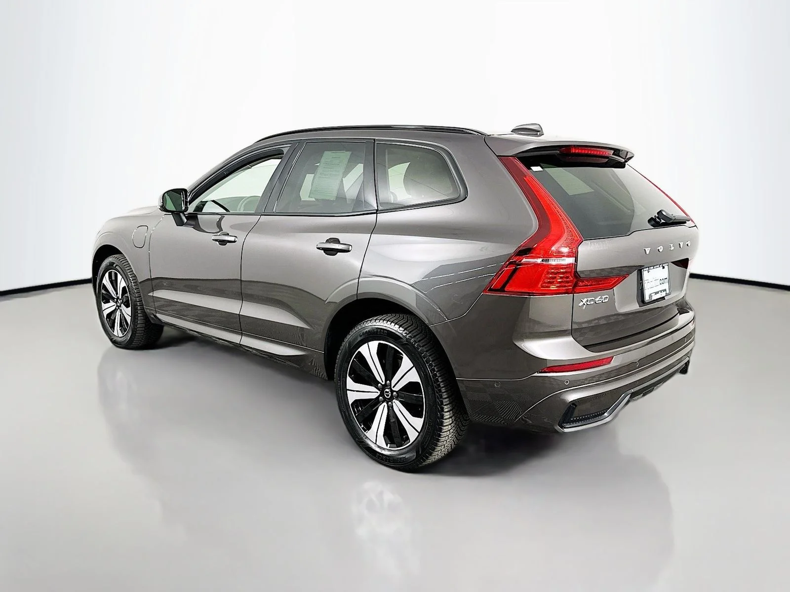 Used 2023 Gray Volvo T8 Plus Dark Theme image 5