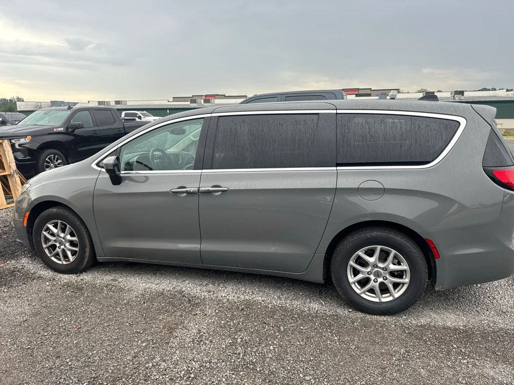Used 2023 Ceramic Gray Clearcoat Chrysler Touring L image 8