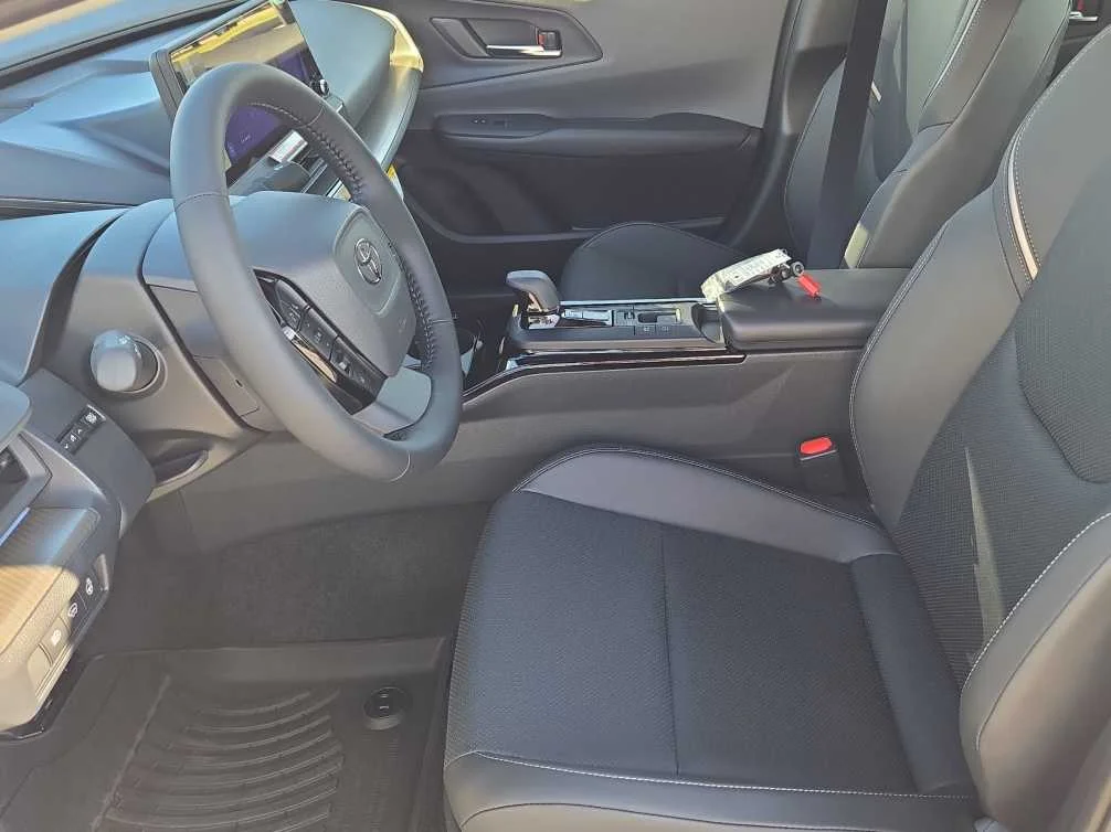 New 2027 Wind Chill Pearl Toyota XLE image 9