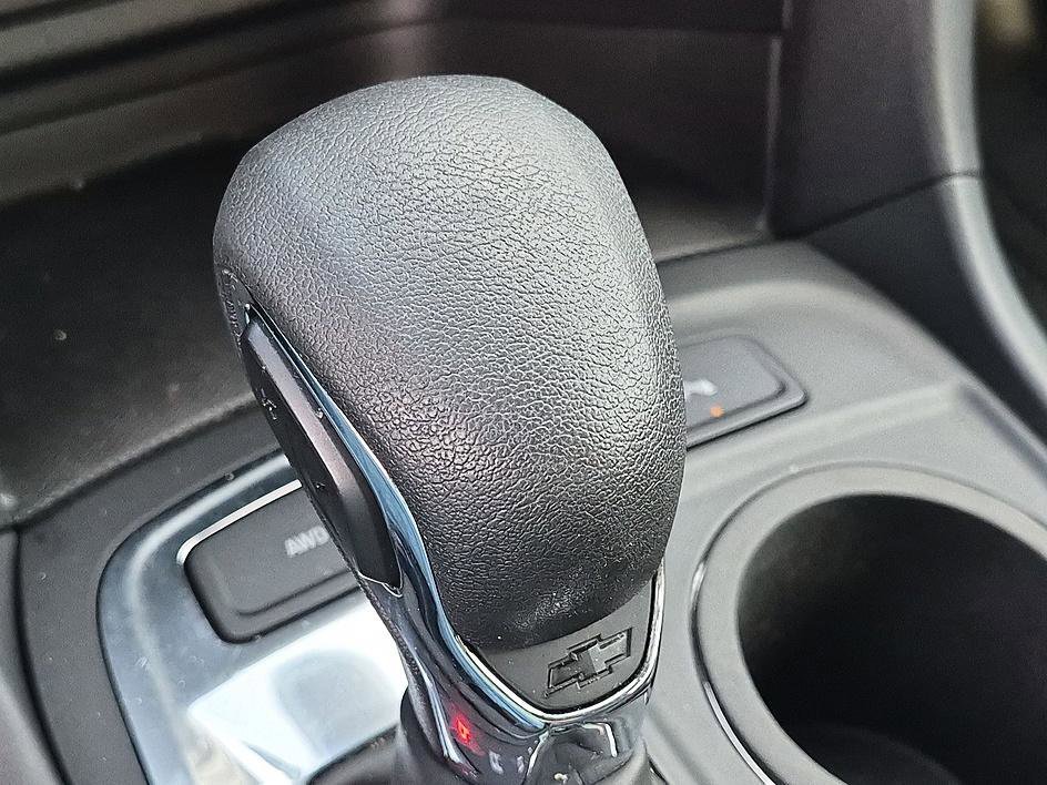 Used 2024 Lakeshore Blue Metallic Chevrolet LT image 25