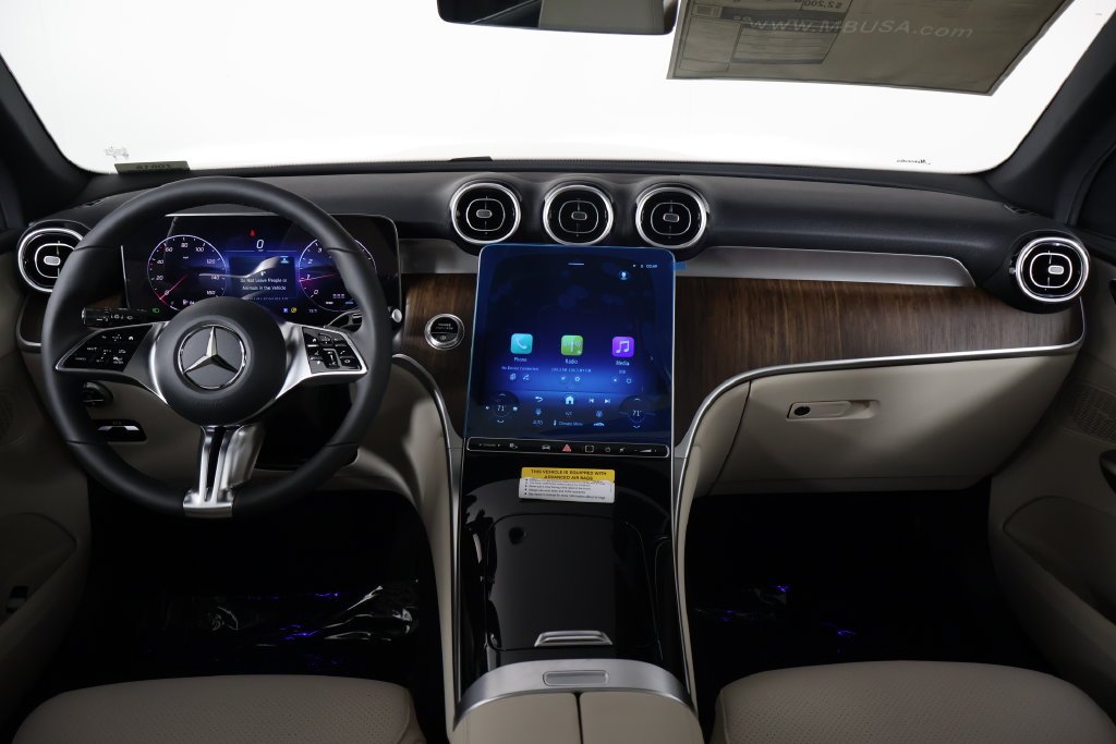 New 2027 Polar White Mercedes-Benz GLC 300 image 4