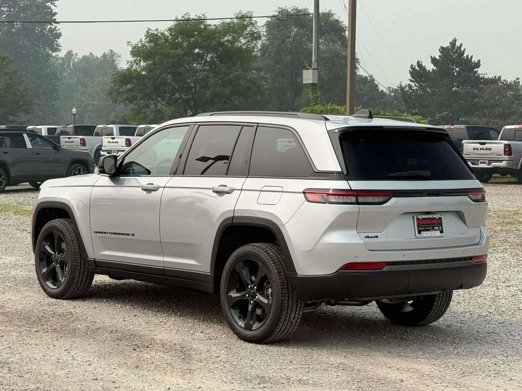 New 2026 Silver Zynith Exterior Paint Jeep Limited image 9