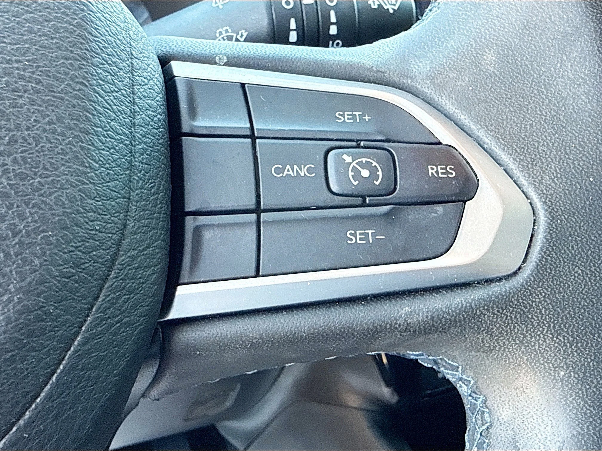 Used 2022 Diamond Black Crystal Pearlcoat Jeep Latitude image 37
