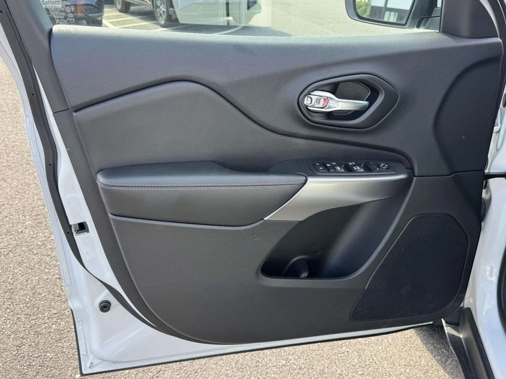 Used 2021 Bright White Clearcoat Jeep Latitude Lux image 26