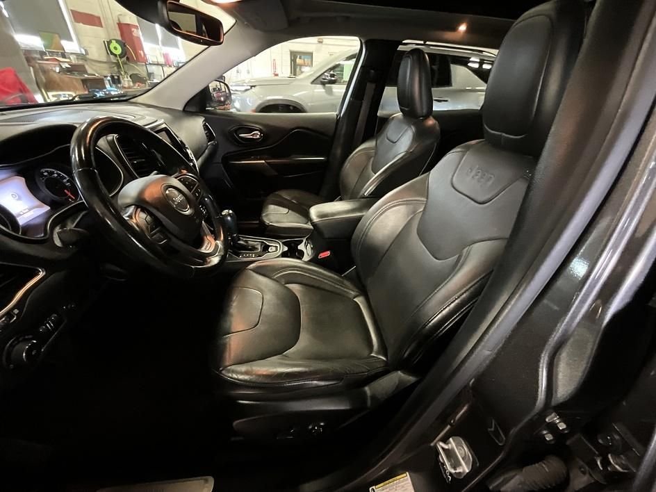 Used 2021 Gray Jeep Limited image 4