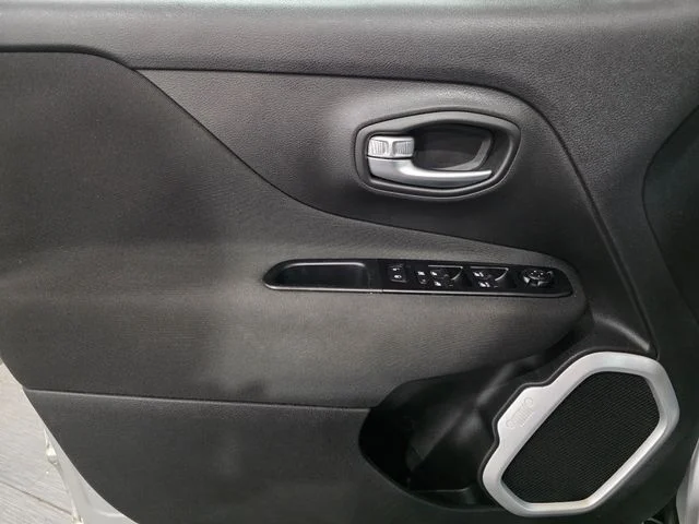 Used 2021 Silver Jeep Latitude image 10