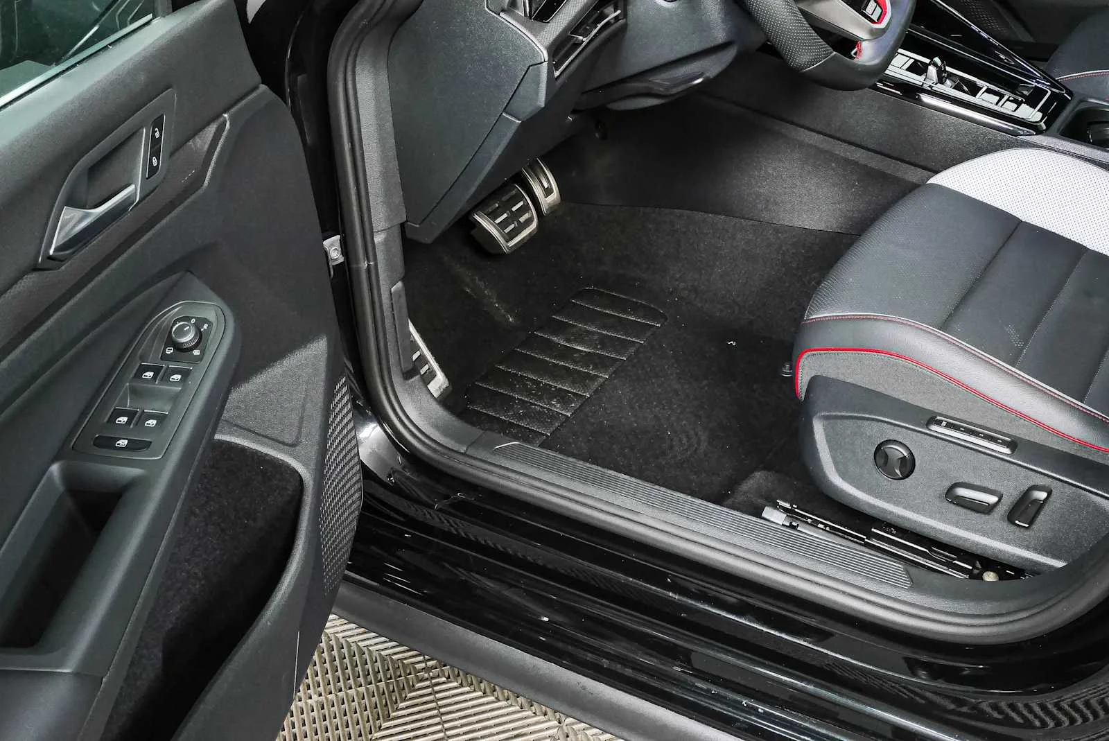 Certified Used 2024 Mythos Black Metallic Volkswagen Autobahn image 7