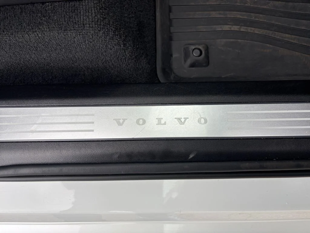 Used 2023 White Volvo B6 Plus 7-Seater image 52