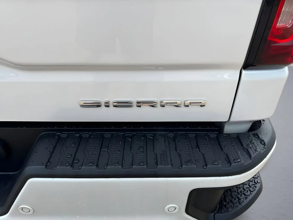 Used 2022 White Frost Tricoat GMC Denali image 38