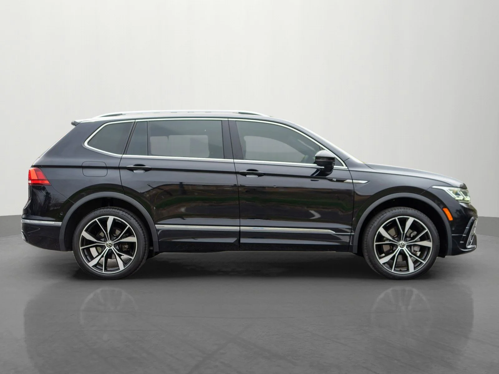 Used 2022 Deep Black Pearl Volkswagen 2.0T SEL R-Line image 9