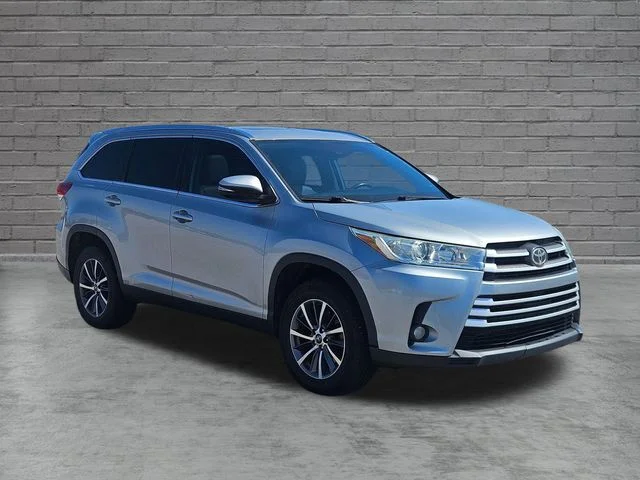 Used 2019 Silver Toyota XLE image 7
