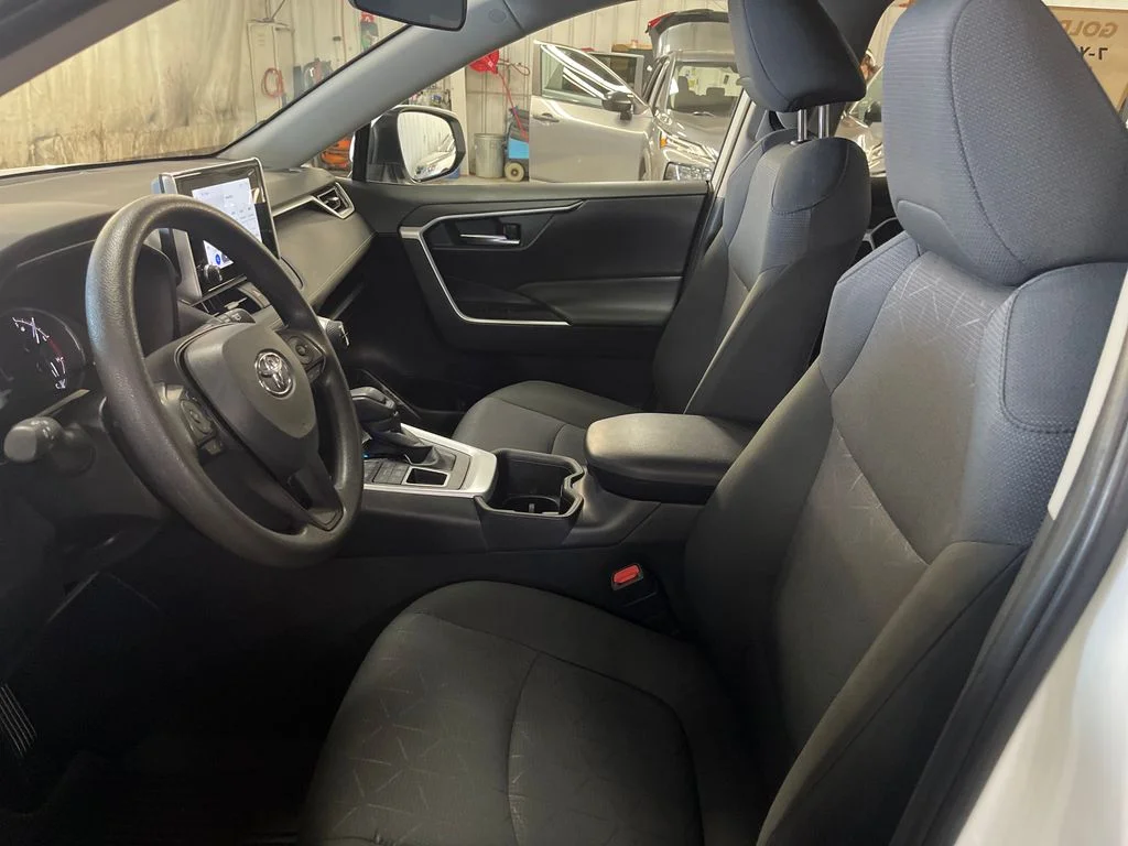 2025 Toyota RAV4 XLE - Photo 13