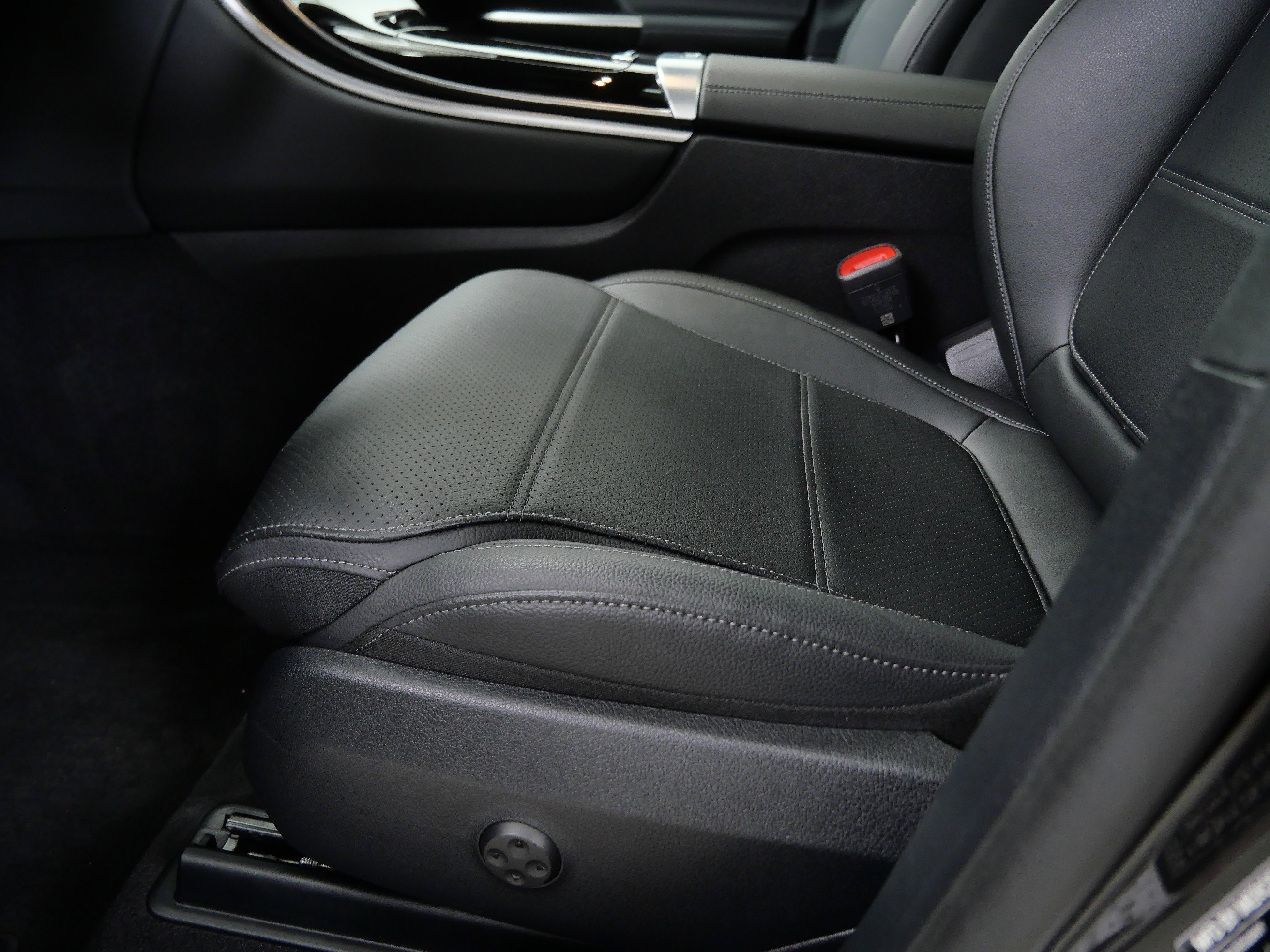 Certified Used 2026 Black Mercedes-Benz GLC 300 image 18