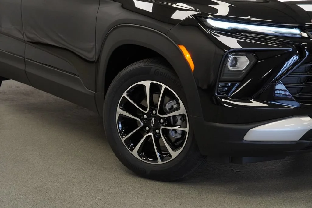 New 2026 Mosaic Black Metallic Chevrolet LT image 9