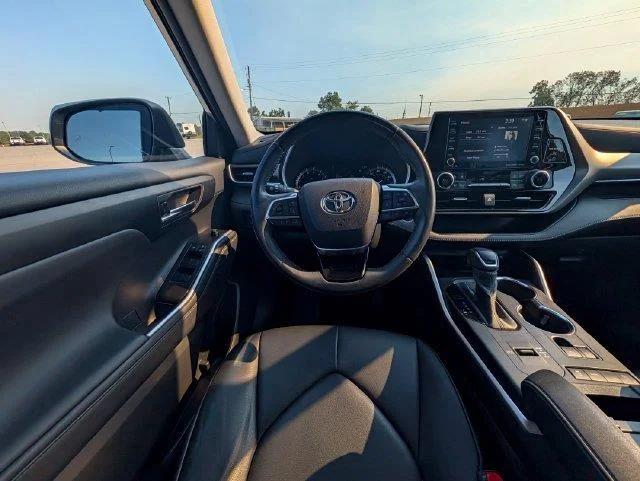 Used 2020 White Toyota XLE image 13